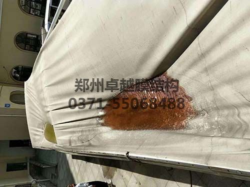 大量積水導致支撐結構破壞的膜結構車棚